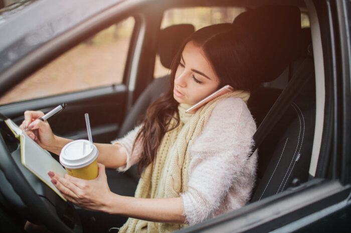Frau im Auto